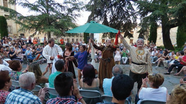Juegos de escarnio - Las 'Fiestas de locos' hace 800 años - Etón Teatro